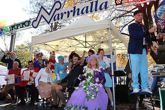 das neue Prinzenpaar der Narrhalla für 2019, Prinz Fabrician I. (Fabrician Prankl) und Prinzessin Sarah I. (Sarah Zahn) mit den Marktweiber auf dem Viktualienmarkt am 11.11.2018 (©Foto: Martin Schmitz)